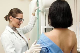 Obezita v menopauze výrazně zvyšuje riziko rakoviny prsu. Více než léky s hormony