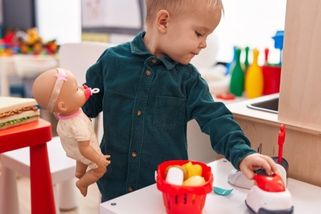 „To je přece pro holky.“ Syn si vybral růžovou hračku a maminka řešila reakce okolí