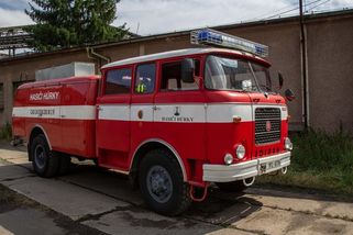 U dobrovolných hasičů stále slouží legendární trambus Škoda 706 RT. Úžasně zachovalý kousek vypadá, jako by ho vyrobili včera - Garáž.cz