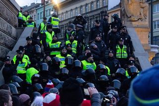Policie bránila před davem vlajku Ukrajiny na Národním muzeu. Dva muži zraněni - Seznam Zprávy