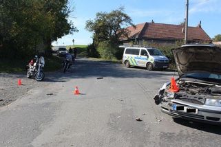 Motorkářka na Přerovsku nedala přednost. Po střetu s autem narazila do cyklistů - Novinky