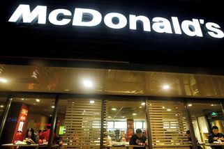 Do poslední hranolky. McDonald’s čelí žalobě kvůli cenám doporučeným AI - Novinky