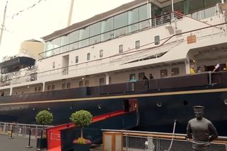 Fotr se stal kapitánem královské jachty Britannia. Daleko ale nedoplul | Fotr na tripu