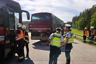 Na D3 začal hořet autobus - Novinky