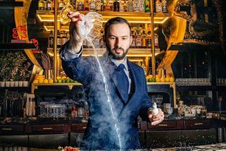 Z michelinského kuchaře barmanem. Podává i drink s příchutí smaženého kuřete - Seznam Zprávy