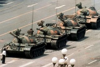 Po masakru na náměstí Nebeského klidu v Pekingu se neznámý muž postavil koloně tanků, z videa mrazí - Médium.cz