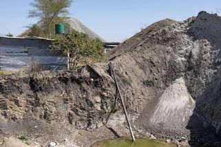 Domy se propadají, násilí přibývá. Fotky z oblasti, kde bují nelegální těžba - Seznam Zprávy
