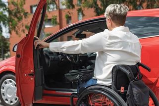 Stát dává na auto až 285 tisíc. Pokud ale porušíte pravidla, Úřad práce vám napaří vracení peněz