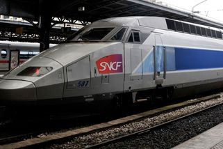 Polák si ustlal ve štěrbině TGV. Po cestě rychlostí 300 km/h skončil v nemocnici - Novinky