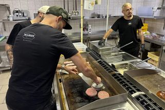 Značka spojená s Pohlreichem otevřela v centru Olomouce. Nabízí fajnové burgery