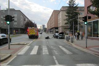 Oba jeli na zelenou, přesto se na Gočárovce srazili