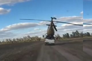 Video, které pobaví: Rusové naložili vrtulník Mi-2 na pick-up a vyrazili na silnici. Dopadlo to přesně tak, jak byste čekali