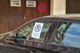 Policie nepomohla, tak problém s arogantními řidiči vyřešil po svém. Hrozí mu za to pokuta až 30 tisíc korun
