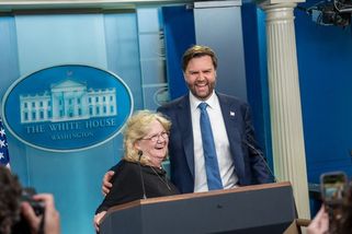 J. D. Vance s rodinou v Bílém domě slavil, že jeho matka deset let nebere drogy - Novinky