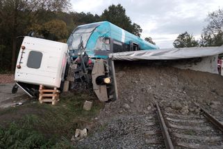 U Valašského Meziříčí se srazilo nákladní auto s vlakem Arrivy - Zdopravy.cz