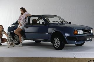 Zatékalo do ní a nebrzdila. Škoda Rapid z Bratislavy byla noční můrou, z Kvasin okouzlila Brity