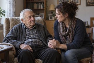 Hodní lidé pečují doma. A ti ostatní odložili rodiče do ústavu? - Médium.cz