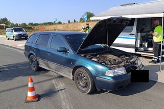 Policisté si došlápli na podezřele kouřící auta a udali úřadům dvě STK i konkrétní techniky - Novinky