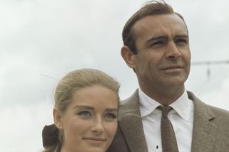 Než se proslavil, leštil rakve a složil mafiána s pistolí. Sean Connery nosil jako Bond paruku - Médium.cz