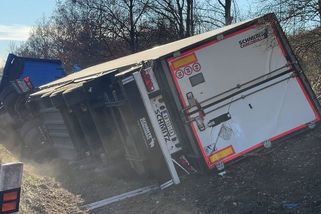 Na dálnici D5 u Prahy se převrátil kamion, za jízdy mu praskla pneumatika - Novinky
