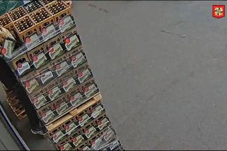 Záběry jak z grotesky: Muž kradl piva ze dvora pardubického hypermarketu - Novinky