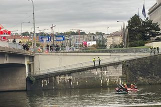 Auto s policisty spadlo z Hlávkova mostu do Vltavy - Novinky