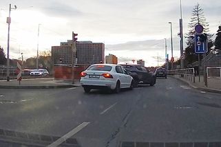 Naboural do něj schválně! Úplně zbytečná nehoda | Odchyceno na dashcam