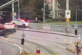 Nehodu policejního vozu na Hlávkově mostě zachytila kamera - Novinky