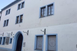 Výrostci naházeli vajíčka na významnou památku v Klatovech. Škoda jde do statisíců - Novinky