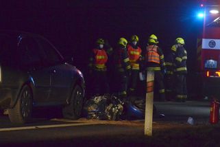Motorkář při předjíždění narazil do neosvětleného auta. Přišel o část nohy - Novinky
