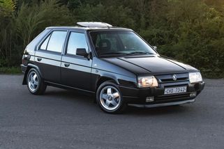 Na prodej je krásně zachovalá Škoda Favorit v edici Black Line. Už teď stojí balík. A bude hůř - Garáž.cz