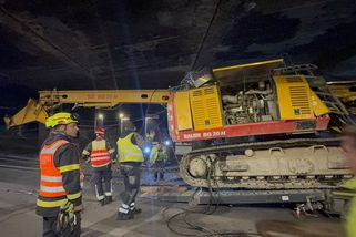 Kamion zaseknutý pod mostem je venku. Byly potřeba dva tanky a externí hydropohon