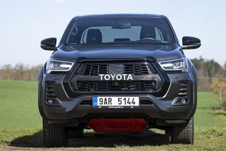 Toyota kvůli problémům s certifikací motorů pozastaví dodávky některých aut - Novinky