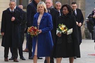 Kabát, ve kterém vítala i Čaputovou, a nečekaně extravagantní boty! Eva Pavlová se na Hradě odvázala - Super.cz