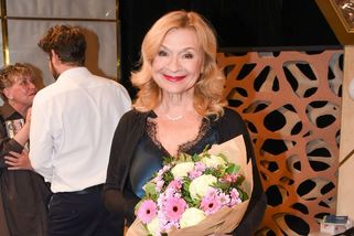Jana Paulová v krajkové košilce předvedla dokonalé nohy i paže