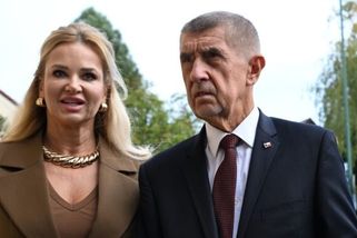 Hnědý kostýmek a masivní šperky. Monika Babišová dorazila volit po boku manžela v luxusním stylu, děti premiéra chyběly