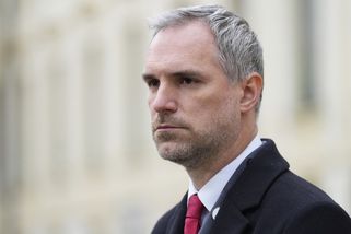 Hřib v sukni. Piráti za bizarní taneček šéfa schytali výsměch i od vlastních voličů
