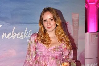 Anna Kadeřávková se vystrojila jako vnadná Barbie s bujným dekoltem