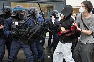 „Barbaři před branami.“ Lidé v kapucích zapalují Francii, svědectví je čím dál hrozivější