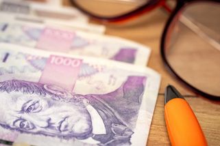 Důchodci dostanou v přepočtu téměř pětistovku navíc. Kdy dorazí bonus 2000 Kč a kdo musí žádat - Echo24.cz