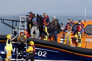 Británie rozdává nelegálním migrantkám po přeplutí Lamanšského průlivu nové hidžáby. Letos už na tisíc - Echo24.cz
