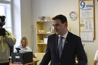 Motoristé ve volební euforii: První mandát v prezidentově Černoučku, slaví Macinka i Turek