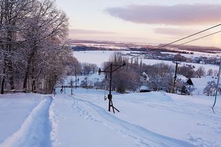Zapomeňte na přeplněná střediska. V malých ski areálech si zalyžujete v klidu a bez davů. Kam vyrazit?