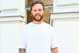 Nevšední zážitek hvězdy NHL! David Pastrňák chodil po Praze v paruce. Měl pro to pádný důvod