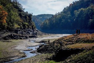 FOTO: Z Vranovské přehrady se vynořila obec zatopená před 90 lety - Novinky