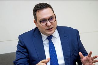 Exministr Lipavský pózoval před Bílým domem: Ňufíček, vzkázali mu. Mohla za to věc, kterou držel v ruce? - Super.cz