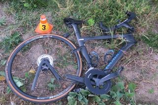 Oslnilo mě slunce, tvrdil řidič porsche, který na Prostějovsku srazil cyklistu - Novinky