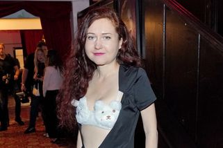 To se jen tak nevidí! Eva Toulová konečně trefila dress code. Režisérka byla ale pěkně hanbatá!