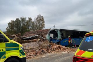 Autobus na Plzeňsku srovnal stodolu se zemí, 72letý řidič půjde k přestupkové komisi - Novinky