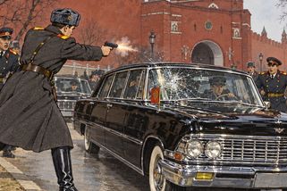Voják chtěl u kremelské brány zastřelit Brežněva. Místo něj rozstřílel auto plné kosmonautů - Médium.cz